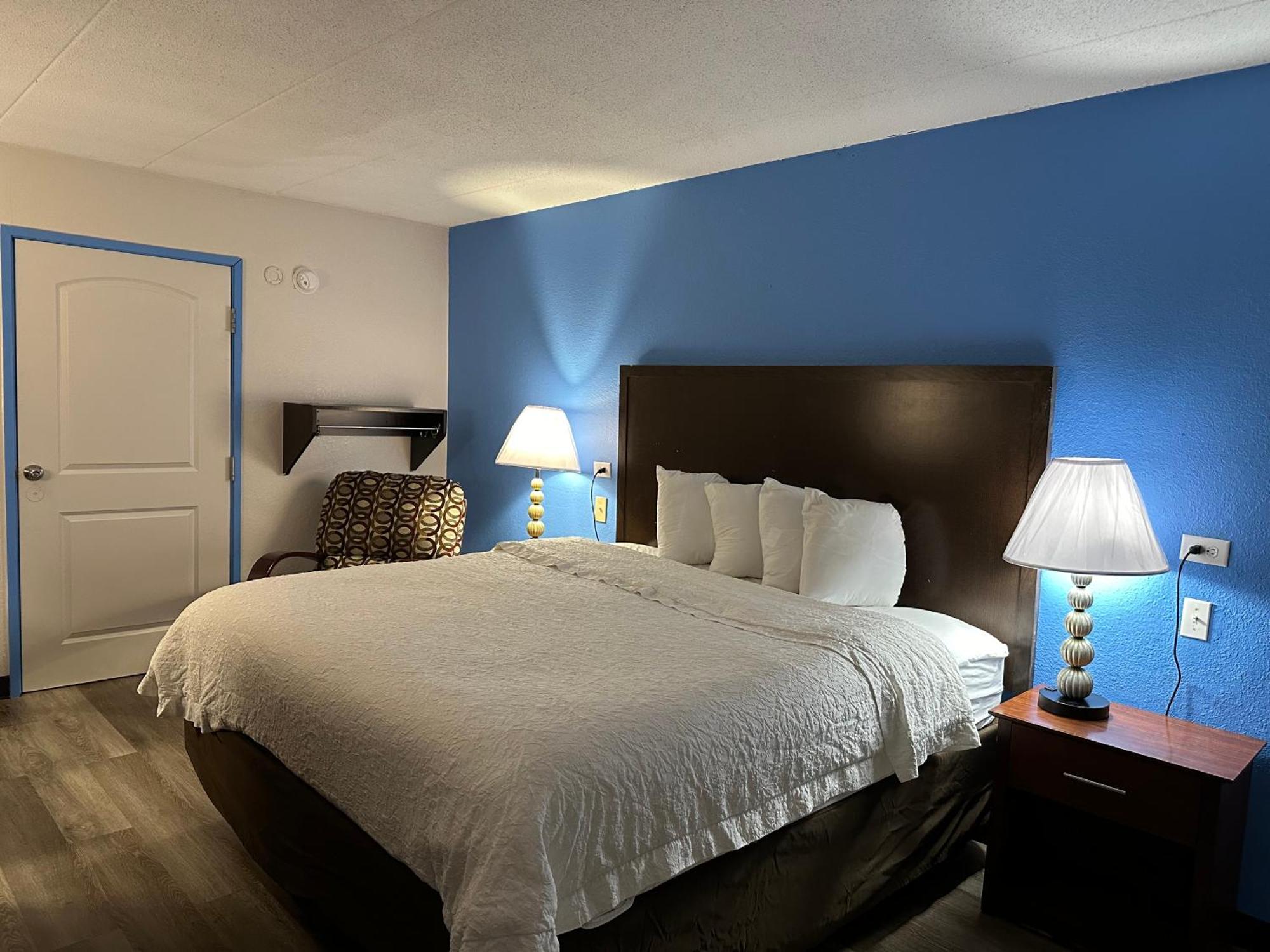 American Inn & Suites Bishop Airport Flint Exteriör bild