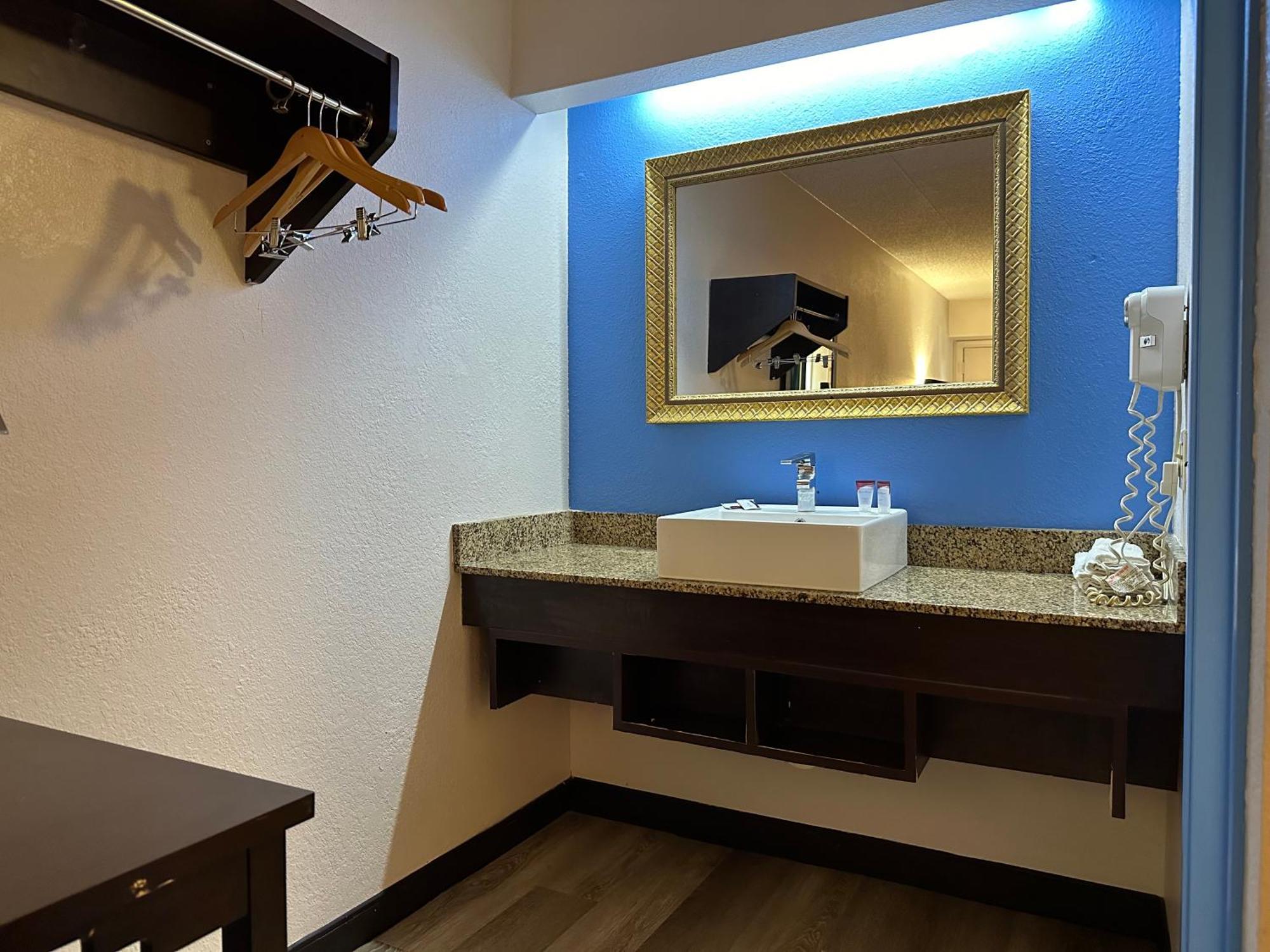 American Inn & Suites Bishop Airport Flint Exteriör bild